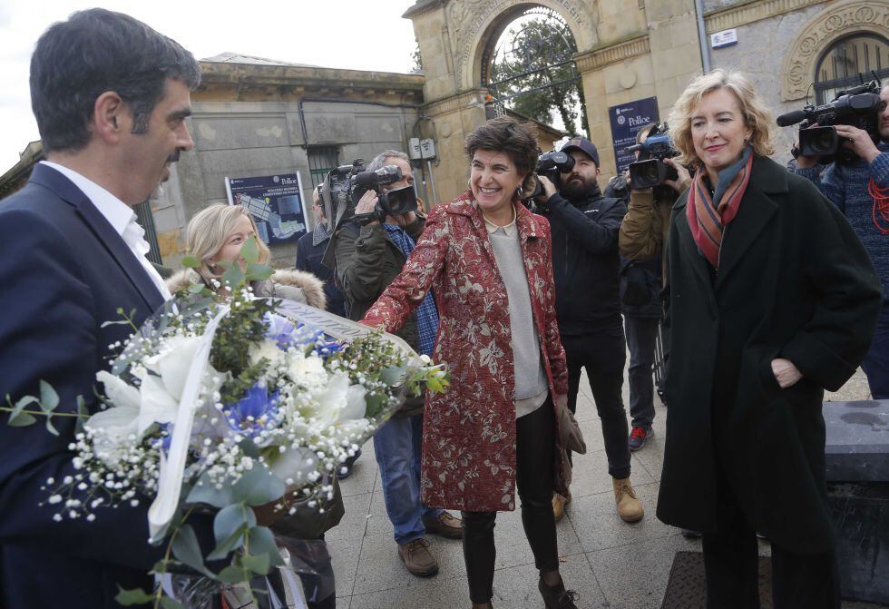 Eneko Goia, alcalde de San Sebastián, con un ramo de flores, saluda a María San Gil y Ana Iribar, viuda de Gregorio Ordóñez.
