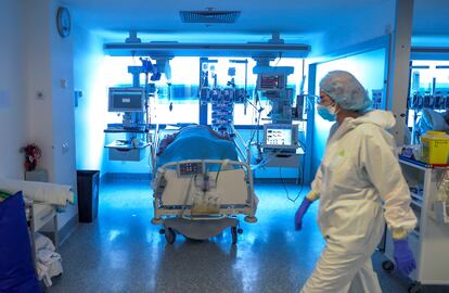 Personal médico de una UCI en el hospital Puerta de Hierro, en Madrid, este jueves.