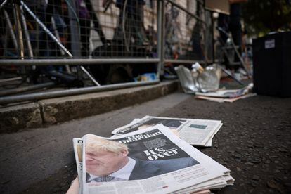Periódicos con el anuncio de Boris Johnson, este viernes en Downing Street (Londres).
