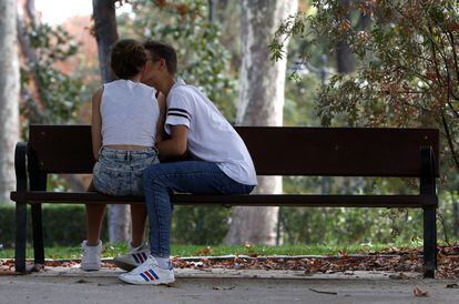 Una pareja de jóvenes el el parque del Retiro, en Madrid.