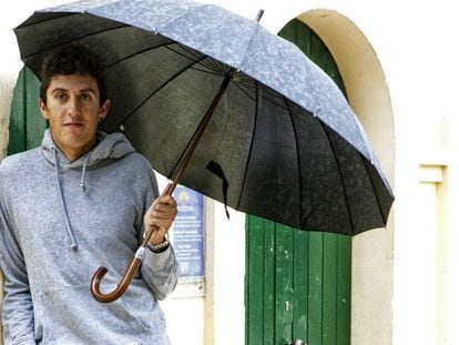 Marc Soler posa bajo la lluvia, en Vilanova i la Geltrú.