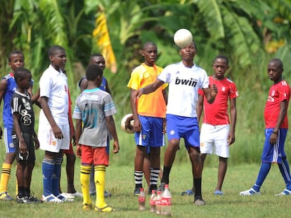 Ni&ntilde;os jugando en Libreville (Gab&oacute;n).