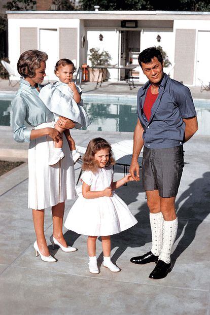 Janet Leigh y Tony Curtis con sus dos hijas, Jamie Lee y Kelly, en 1960 en Los Ángeles. La ilusión de familia perfecta duró solo unos meses tras el nacimiento de Jamie Lee Curtis. Su padre abandonó a la familia tras enamorarse de la actriz alemana Christine Kaufmann, que entonces tenía solo 17 años.