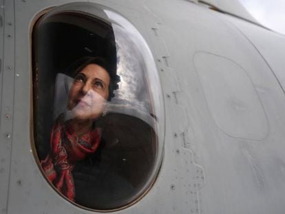 La ministra de Defensa y Exteriores en funciones, Margarita Robles, a bordo de un avión C-295, durante su visita a las tropas españolas en la base de Sigonella (Sicilia). En vídeo, Robles declara que no hay ninguna "petición formal" por parte de Estado Unidos para un nuevo despliegue en Rota.
