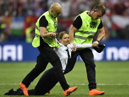 Una mujer que ha irrumpido en la final del Mundial es arrastrada fuera del campo.