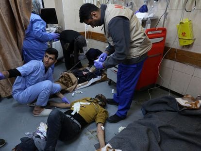 Médicos del hospital de Al Aqsa, en el centro de la franja de Gaza, atienden a varios heridos tras un bombardeo israelí, el 30 de diciembre.