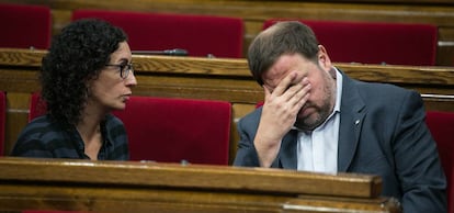 Marta Rovira conversa amb Oriol Junqueras al Parlament.