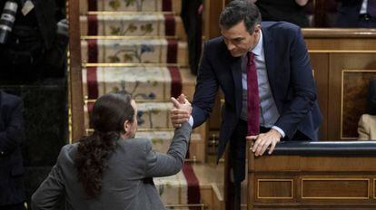 Pablo Iglesias saluda a Pedro Sánchez tras la sesión de investidura. 