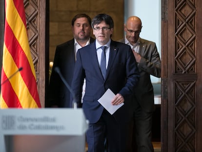 Declaración institucional del entonces 'president' de la Generalitat, Carles Puigdemont, acompañado de los consejeros Oriol Junqueras (izquierda de la imagen) y Raül Romeva (derecha), en 2017 en Barcelona tras conocer la sentencia sobre la consulta del 9 de noviembre.