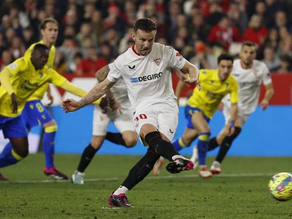 Rakitic transforma el penalti que le dio el triunfo al Sevilla ante el Cádiz.