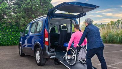 Una persona con movilidad reducida accede en silla de ruedas a un vehículo transformado por Rehatrans.