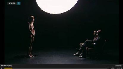 Fotograma del espacio ‘Blachman’, en el que una mujer escucha en silencio opiniones sobre su físico.