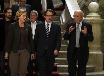 Joan Rigol (derecha), ayer junto a Mas y Núria de Gispert