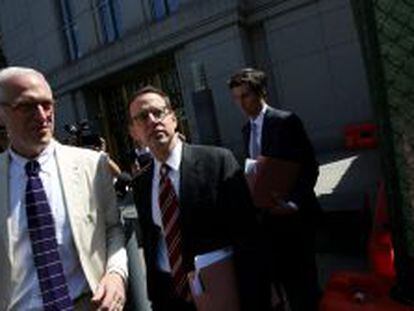 El abogado representante de Argentina Carmine Boccuzzi saliendo de la Corte Federal en Nueva York (Estados Unidos).