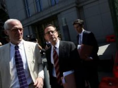 El abogado representante de Argentina Carmine Boccuzzi saliendo de la Corte Federal en Nueva York (Estados Unidos).