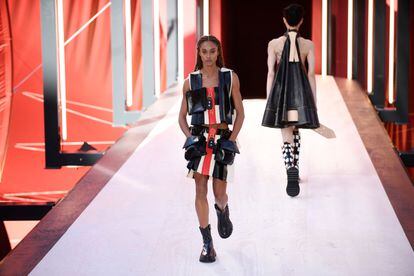 PARIS, FRANCIA - 07 De Octubre: Un Modelo Camina Por La Pasarela Durante La  Presentación De Louis Vuitton Como Parte De La Semana De La Moda De París  Vestimenta Para Mujer Primavera /