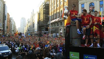 Álvaro Arbeloa sostiene la Eurocopa durante el pasacalle por Madrid.