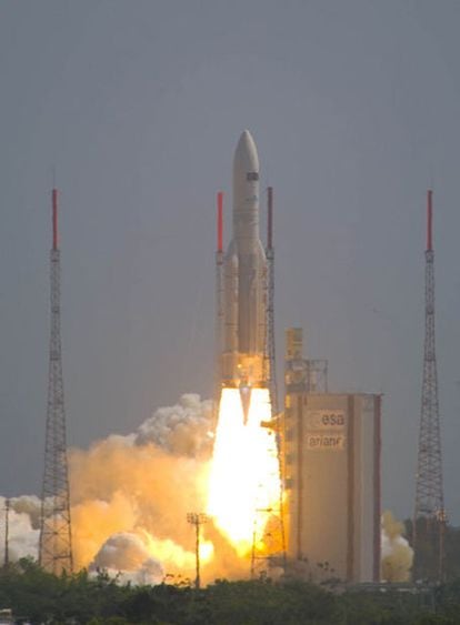Un momento del despegue del cohete Ariane 5 con los telescopios 'Herschel' y 'Planck' a bordo en la base espacial europea de Kourou