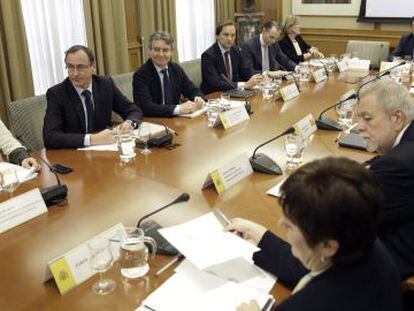 El ministro Alfonso Alonso y delegados de las autonom&iacute;as, este lunes.