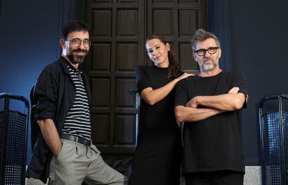Los actores Israel Elejalde e Irene Escolar con Pascal Rambert, autor y director de la obra de teatro 'Finlandia', en el Teatro de la Abadia.