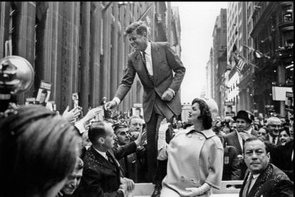 John Fitzgerald Kennedy, junto a su mujer, Jacqueline Bouvier Kennedy, rodeados por la multitud en Nueva York, durante la campaña presidencial de 1960.