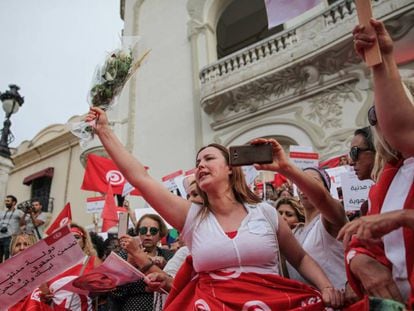 Una mujer levanta un ramo de flores durante la celebración del Día Nacional de la Mujer, el pasado 13 de agosto en la capital, Túnez.
