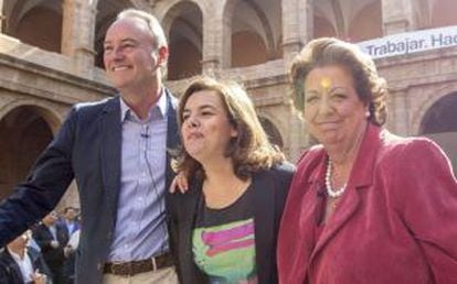 La vicepresidenta junto a Fabra y Barberá en Valencia.