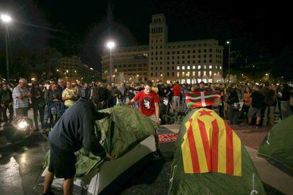 Dos joves munten la tercera tenda de campanya a la plaça de Catalunya