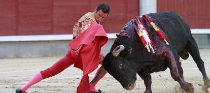 Juan Ortega, en un lance durante la novillada de ayer en Las Ventas.