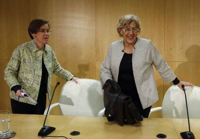 Purificación Causapié (izquierda) da una rueda de prensa junto a Manuela Carmena en la sala institucional del Ayuntamiento.