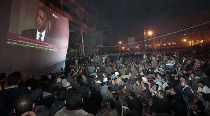 Los egipcios congregados en la plaza Tahrir siguen el discurso del presidente de EE UU.