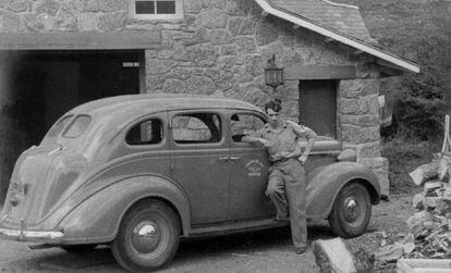 Antoni Campañà amb l’uniforme del cos del’aviació republicana, al costat del  Plymouth P4 Sedan que conduïa el 1937.