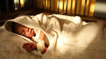 Joseph Kiadir, de dos semanas, duerme en el hospital Redemption de Monrovia, Liberia.