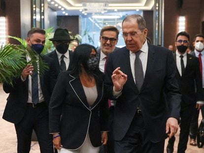 El ministro de Exteriores ruso, Sergei Lavrov, junto a la vicepresidenta venezolana, Delcy Rodríguez, la semana pasada.