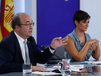 Miquel Iceta junto a Isabel Rodríguez, durante la rueda de prensa tras el Consejo de Ministros, este martes.