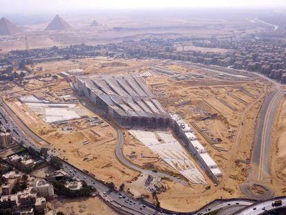 Vista aérea del nuevo Gran Museo Egipcio en construcción cerca de las pirámides de Giza.