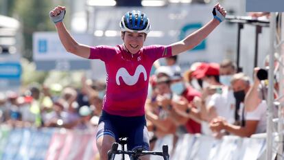 Annemiek van Vleuten, ganando una etapa de la challenge de 2021.