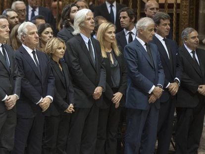 Los hijos de la duquesa de Alba y su viudo, Alfonso Díaz, en el funeral de su madre, el 21 de noviembre de 2014 en Sevilla.