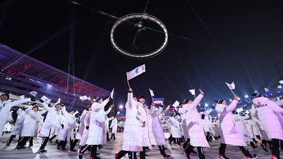 Atletas de la delegación de Corea Unificada en la ceremonia de apertura de los Juegos de Invierno.