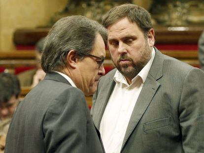 Oriol Junqueras es creua amb Artur Mas al Parlament de Catalunya.