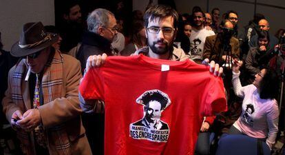 Un joven con una camiseta alusiva al alcalde Enrique Crespo.