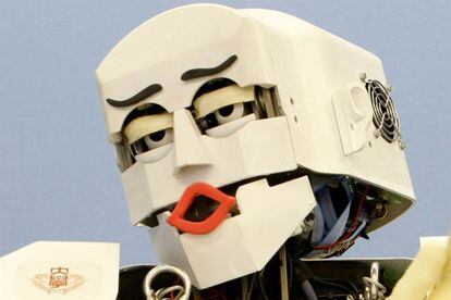 Este robot humanoide está planteado como robot de compañía, y es que es capaz de mostrar emociones de una forma verdaderamente real. Desde llorar hasta enfadarse, lo único que le falta es reaccionar de forma autónoma.