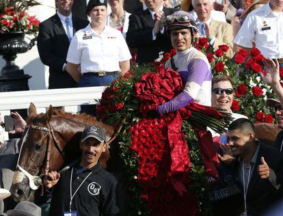 Mario Gutierrez, con la alfombra de 558 rosas rojas, el galardón con el que se honra al ganador del Derby de Kentucky.