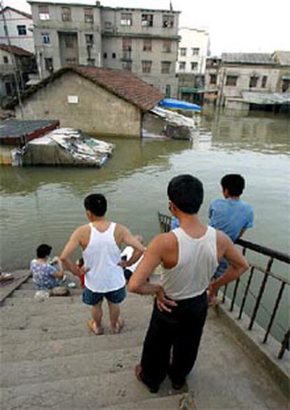 Un grupo de personas observan las calles inundadas de Yueyang, localidad cercana al lago Dongting.