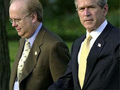 Karl Rove, junto a Bush en los jardines de la Casa Blanca, en una foto tomada en abril.