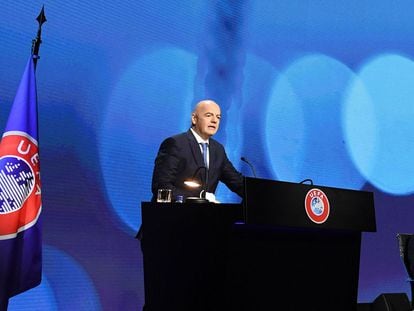El presidente de la UEFA, Gianni Infantino, durante su intervención en el Comité Ejecutivo del organismo europeo ante la mirada de Nasser Al-Khelaifi, presidente del PSG