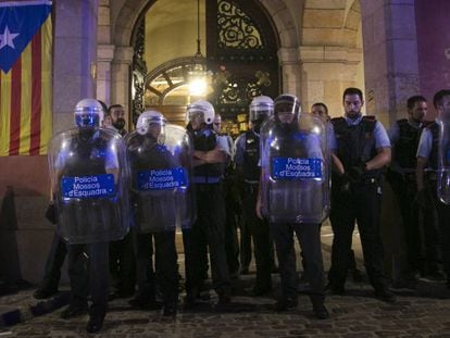 Un grupo de 'mossos' defiende este lunes el acceso al Parlament.