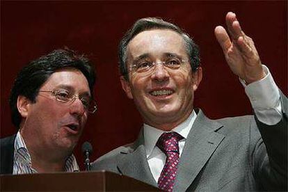 El presidente, Álvaro Uribe, saluda a sus seguidores junto al vicepresidente, Francisco Santos, ayer en Bogotá.