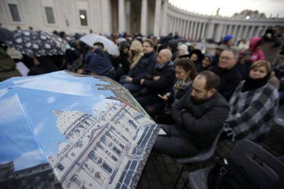 Miles de fieles asisten en la plaza de San Pedro a la ceremonia de inauguración del Jubileo Extraordinario de la Misericordia celebrado en el Vaticano.