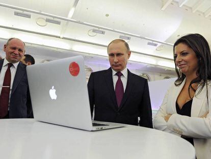  Simoni&aacute;n y Putin, en 2015. 